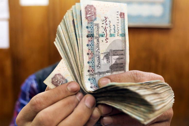 مصر تعاني من أزمة مالية عنوانها تدهور قيمة العملة