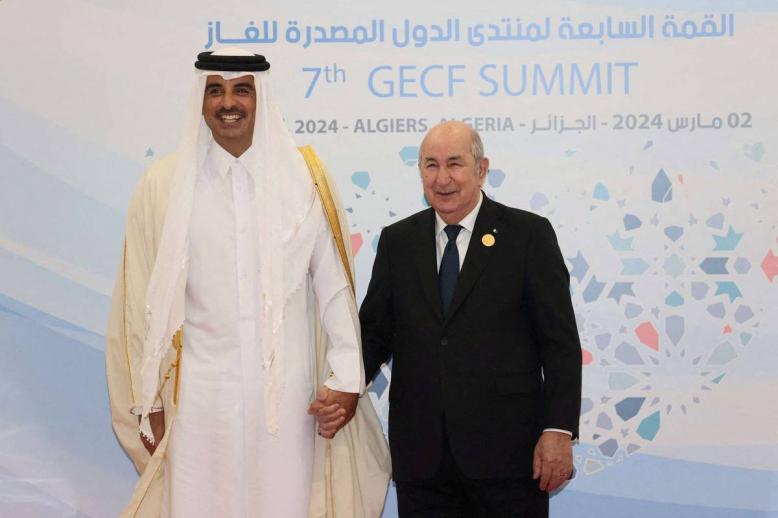 الرئيس الجزائري عبدالمجيد تبون مع أمير قطر الشيخ تميم بن حمد آل ثاني في قمة الغاز في الجزائر