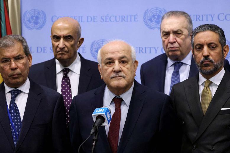 Palestinian UN envoy Riyad Mansour (C)