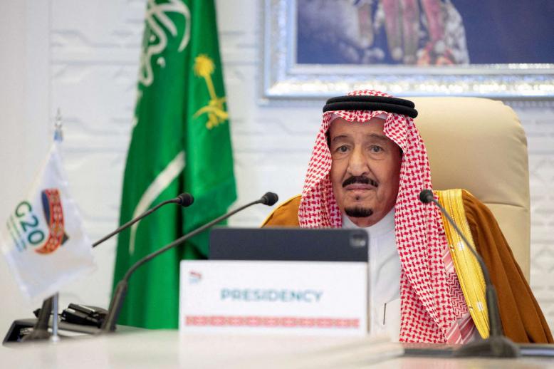 العاهل السعودي يعاني التهابًا في الرئة