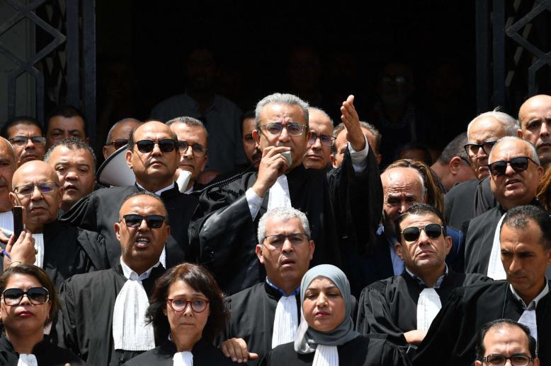 المحامون يخوضون معركة لي أذرع مع السلطة 