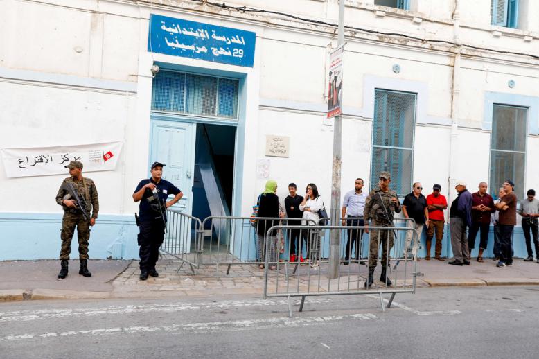 التونسيون ينتخبون رئيسهم الجديد من بين ثلاثة مرشحين يتقدّمهم سعيّد 