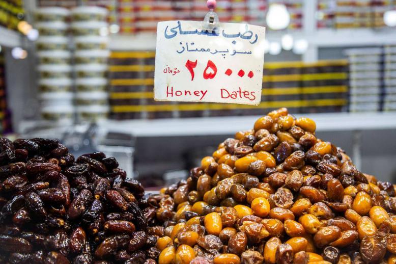 بائع تمور في بازار إيران