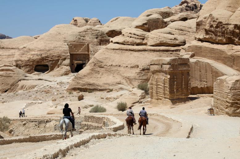 قطاع السياحة يكابد من أجل البقاء