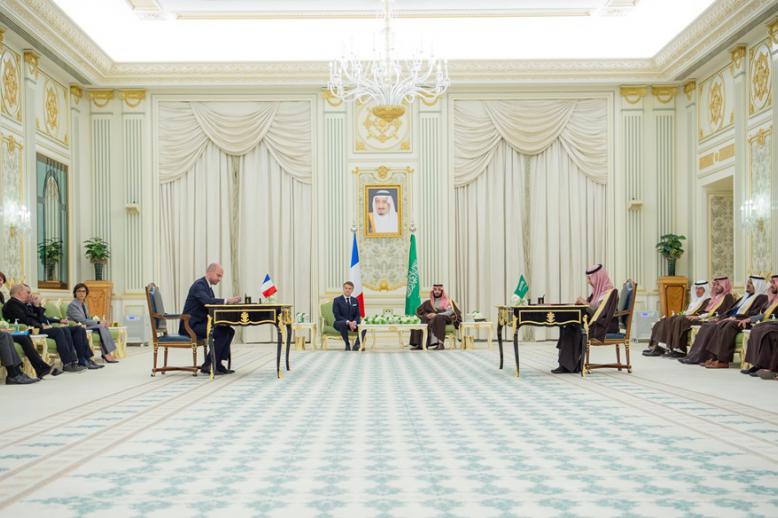 ماكرون يرافقه حوالى خمسين من رؤساء المجموعات الفرنسية الكبرى 