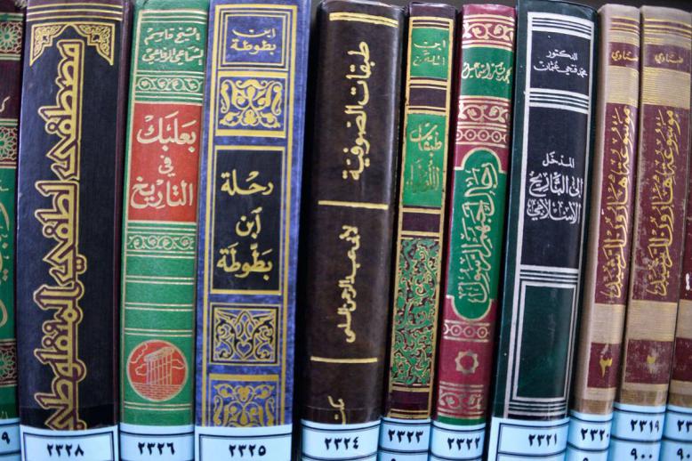 أرفف في مكتبة جامعة الموصل العامة