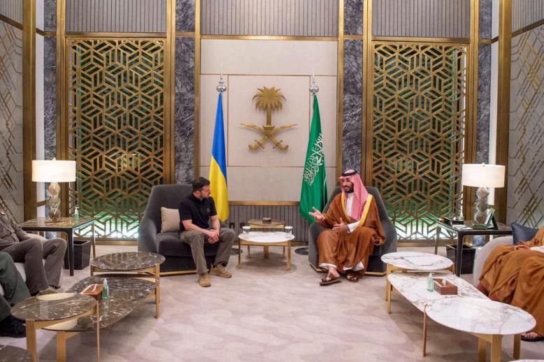 زيلينسكي يبدأ اتصالاته مع الدول الخليجية لتنظيم المحادثات 