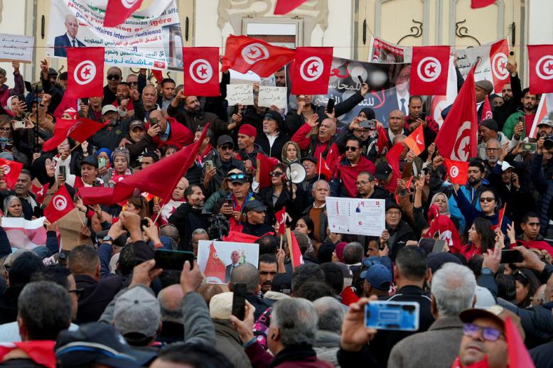 شارع الحبيب بورقيبة بالعاصمة يحتضن احتفالات التونسيين بعيد الثورة 