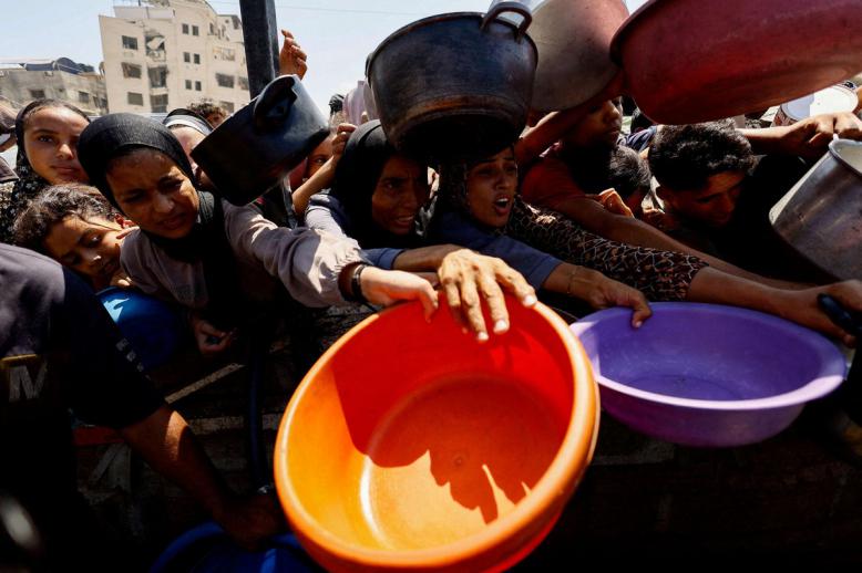 غزة حيث يصبح البقاء على قيد الحياة انتصارا يوميا
