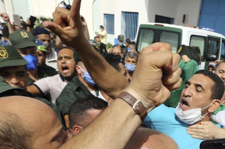 الجزائر تسحب 'الوطن' من منتقديه 