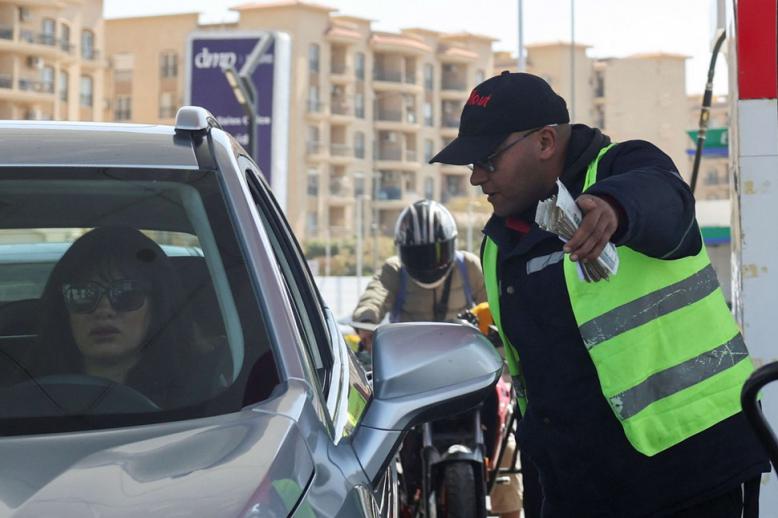 زيادة تلو الأخرى في أسعار المحرقات تفاقم متاعب المصريين