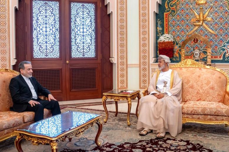 لقاء السلطان هيثم بوزير الخارجية الايراني عباس عراقجي