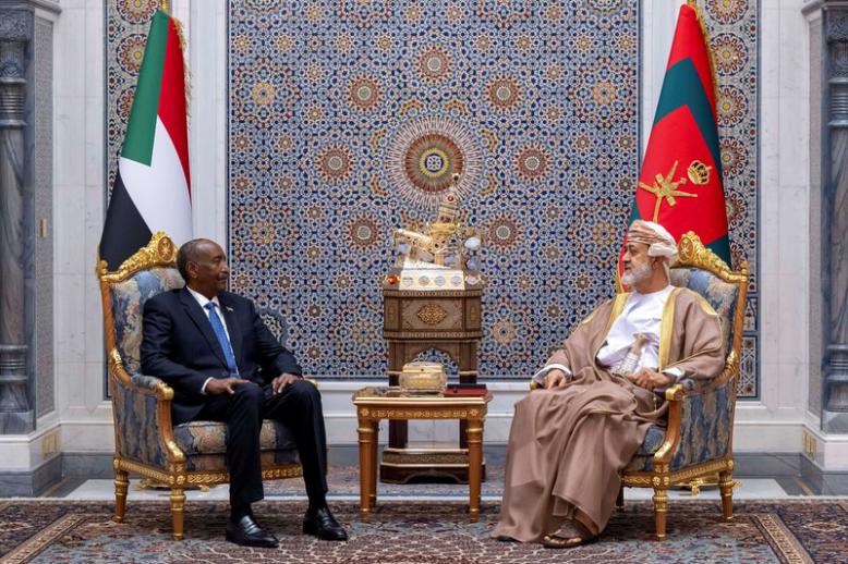 لقاء هيثم بن طارق سلطان  عمان بقائد الجيش السوداني