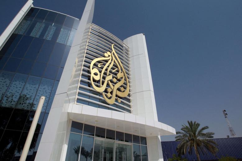 داخل الجزيرة، لا يظهر الخط التحريري ككتلة صلبة، بل كحقل توتر مستمر 