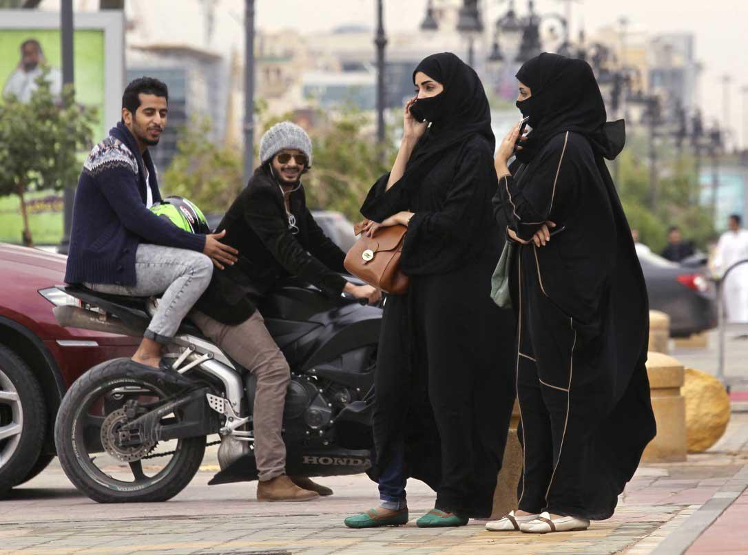 شابان على دراجة نارية يعاكسان فتاتين في السعودية