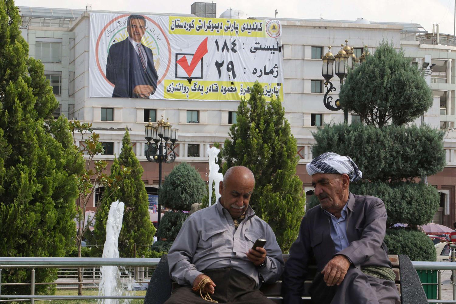 كرديان يجلسان في حديقة في أربيل اثناء فترة الانتخابات