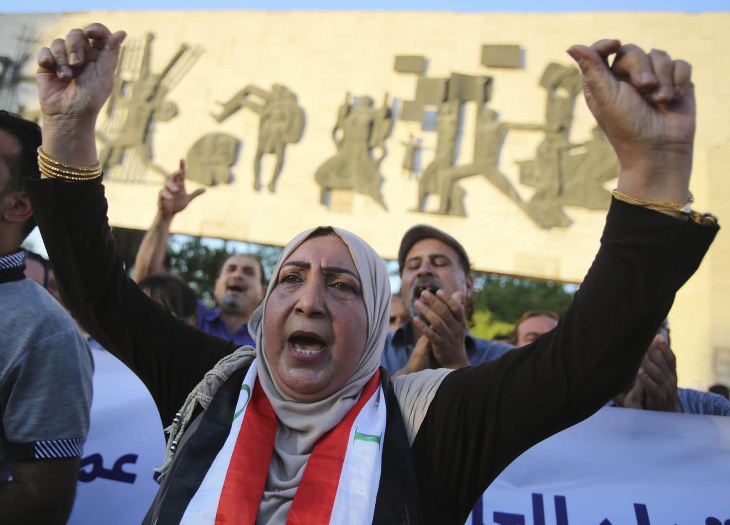 عراقية تتظاهر وسط بغداد