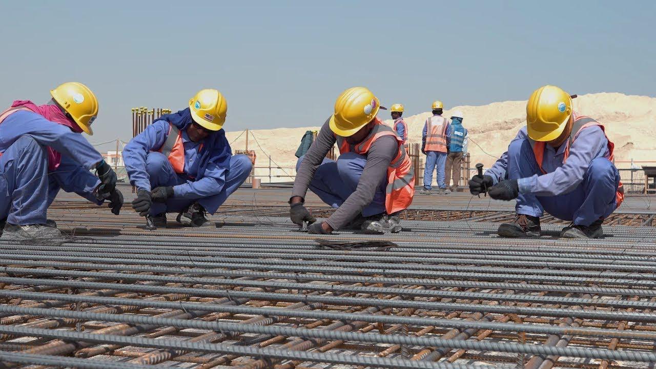 العمال في منشآت المونديال بقطر يشكون من ظروف عمل قاسية