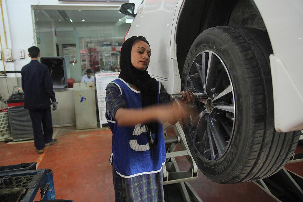 المرأة الميكانيكية تتحدى التقاليد الصارمة في باكستان