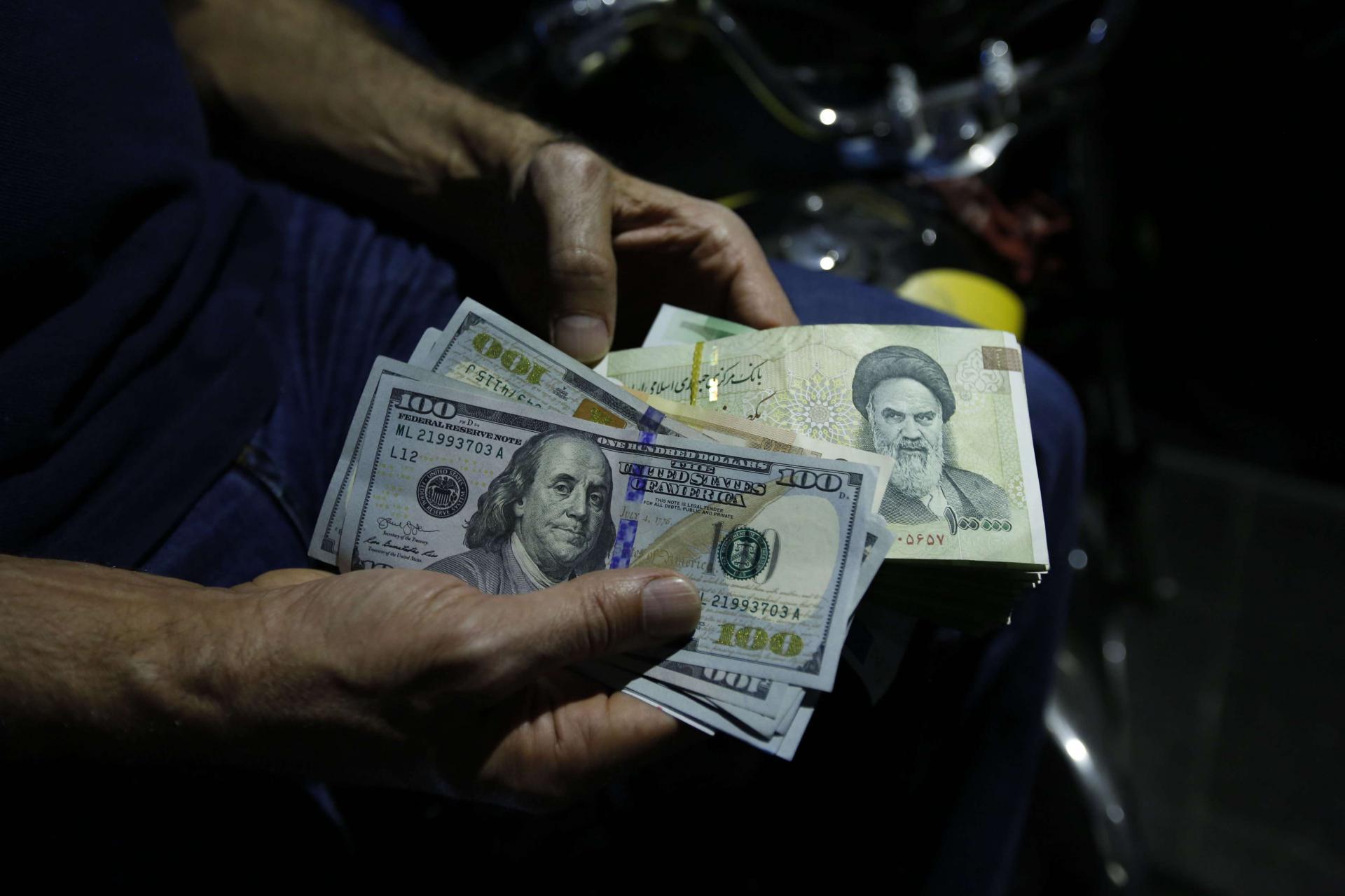 تصريف العملة بين الدولار والريال