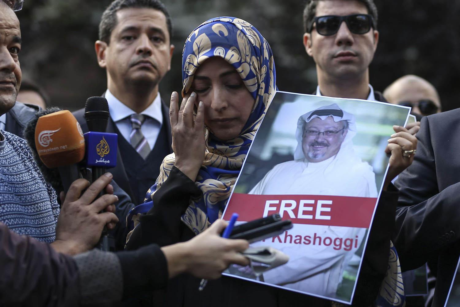 توكل كرمان في تظاهرة أمام القنصلية السعودية في اسطنبول