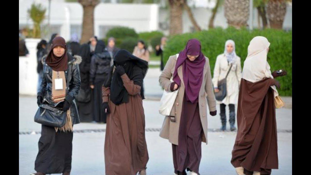 طالبات جزائريات متحجبات تتوسطهن منقبة