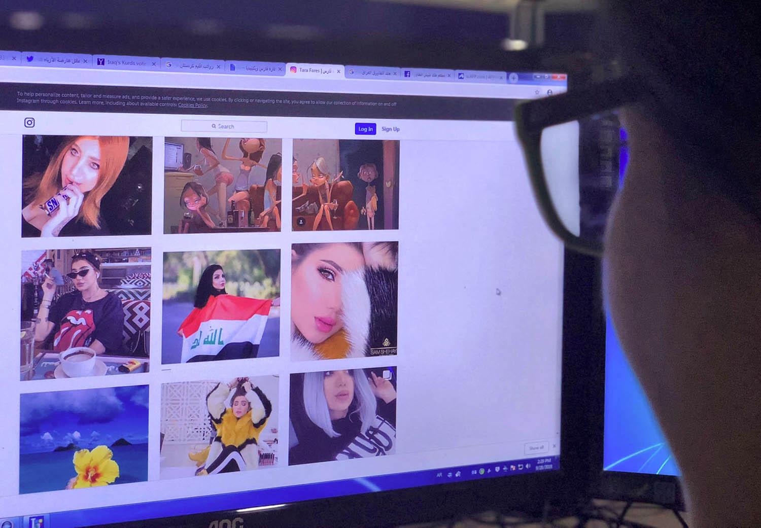 ناشطة عراقية تتصفح موقع تارة فارس على انستغرام