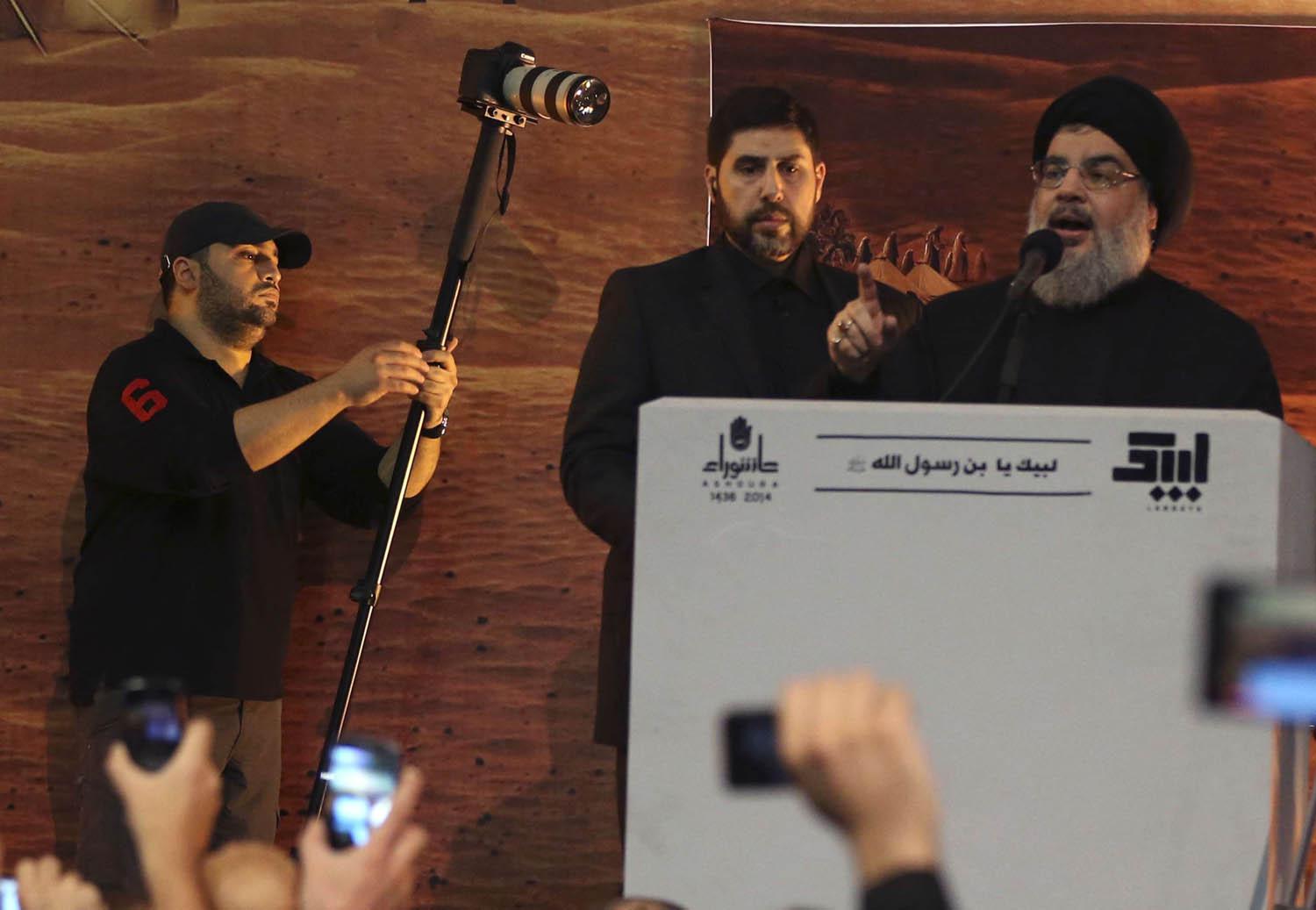 حسن نصرالله وابنه جواد في مؤتمر صحفي في بيروت