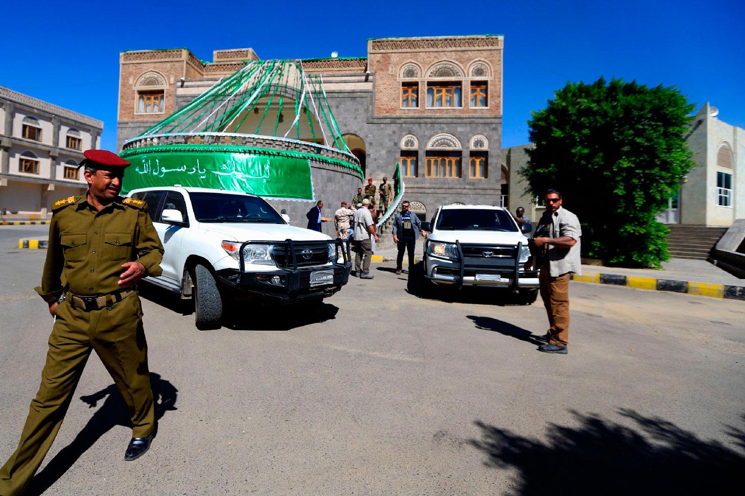 Bodyguards escort the motorcade of UN envoy to Yemen Martin Griffiths following his meeting with the President of the Huthi Revolutionary Committee, in the capital Sanaa, on November 24, 2018.