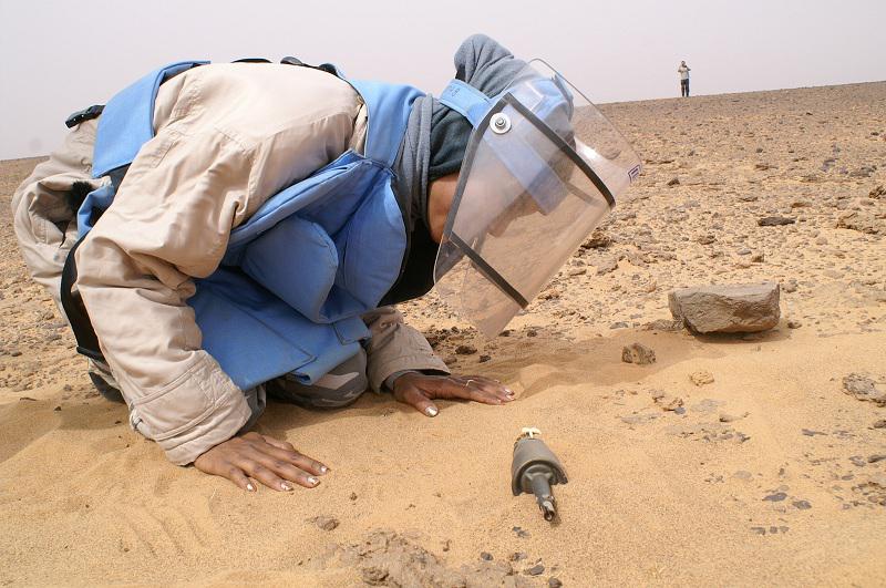 مختص تفكيك ألغام اثناء عمله في الصحراء