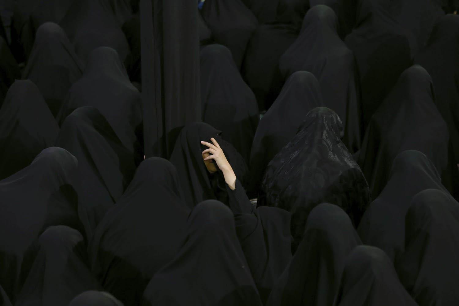 إيرانية تبكي وسط نساء في حفل شعائر كربلاء