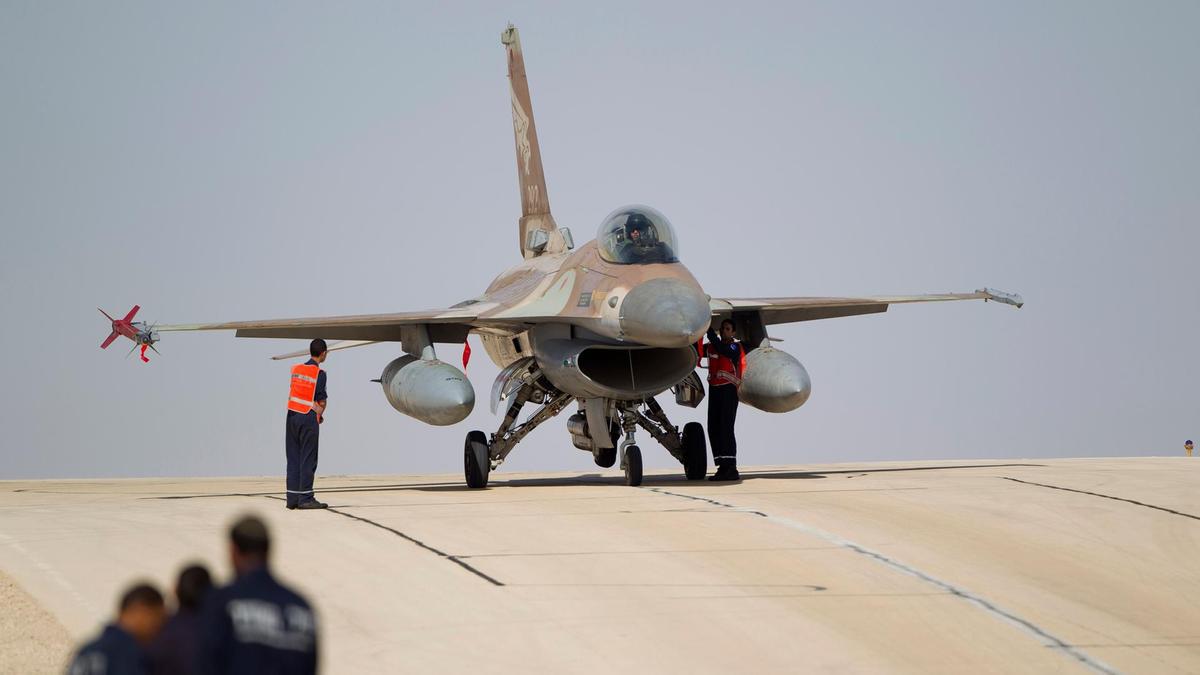 مقاتلة اسرائيلية في قاعدة عسكرية 