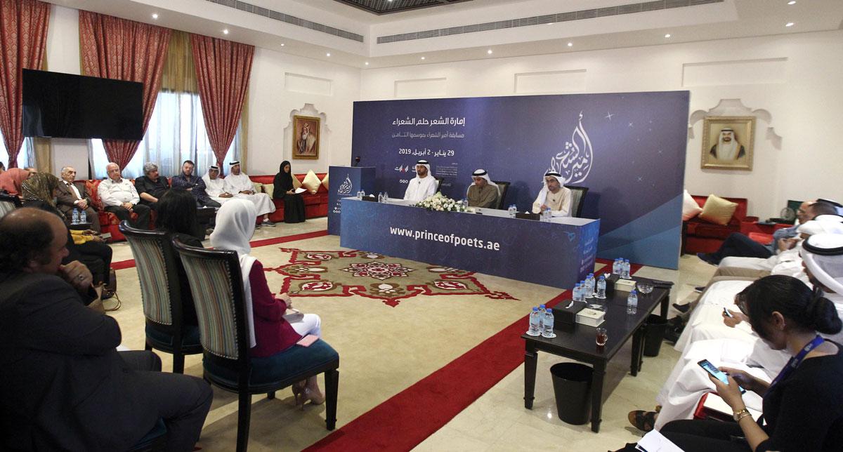 مشاركة الآلافُ من روادِ الشعر
