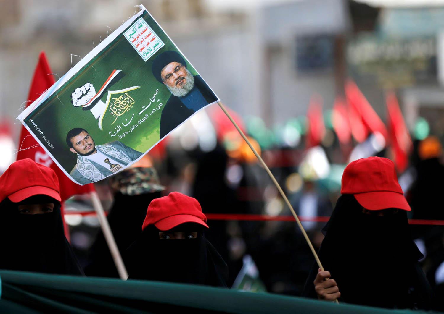انصار الحوثي يرفعون صورة مشتركة لحسن نصرالله وعبدالملك الحوثي في صنعاء