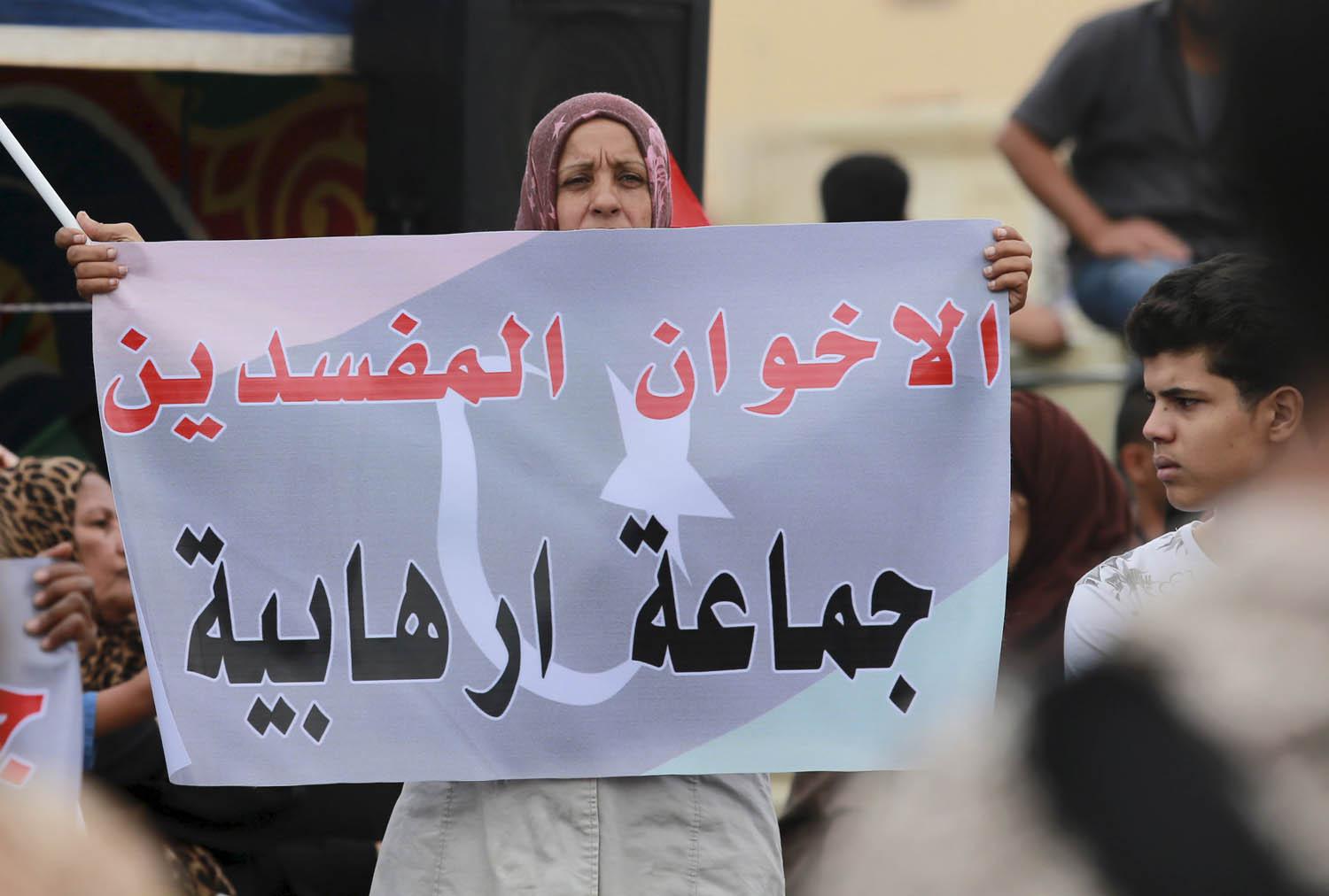 متظاهرة ليبية ترفع شعارا يدين الأخوان