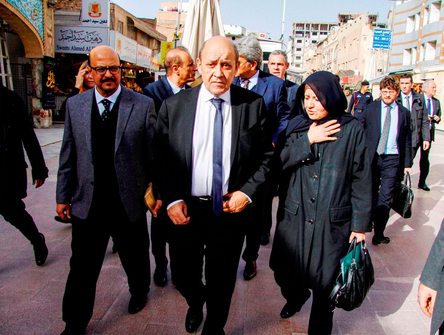وزير الخارجية الفرنسي يتجول في مدينة النجف