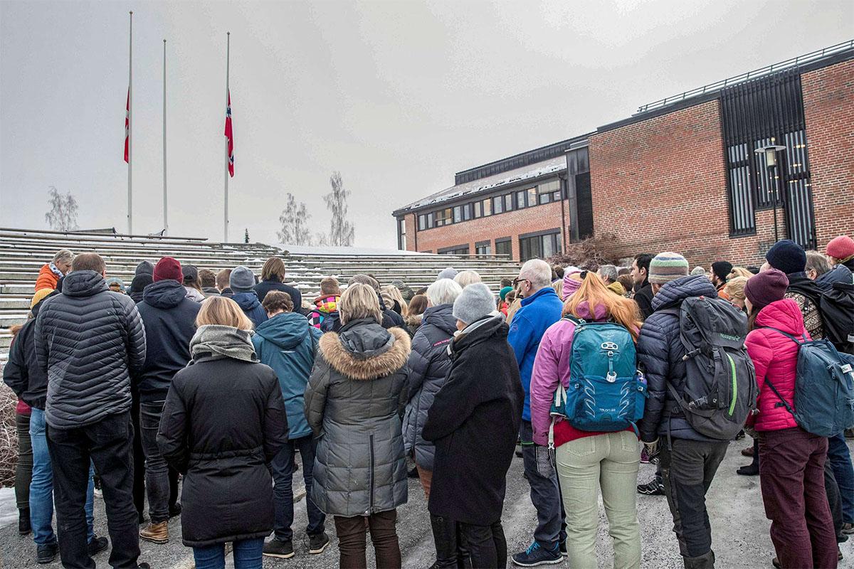 Two minutes of silence in honour of the two murdered women 