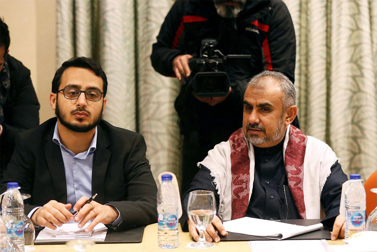 Hadi Haig (R), the head of the Yemeni Government delegation, attends a meeting to discuss prisoner swap deal 
