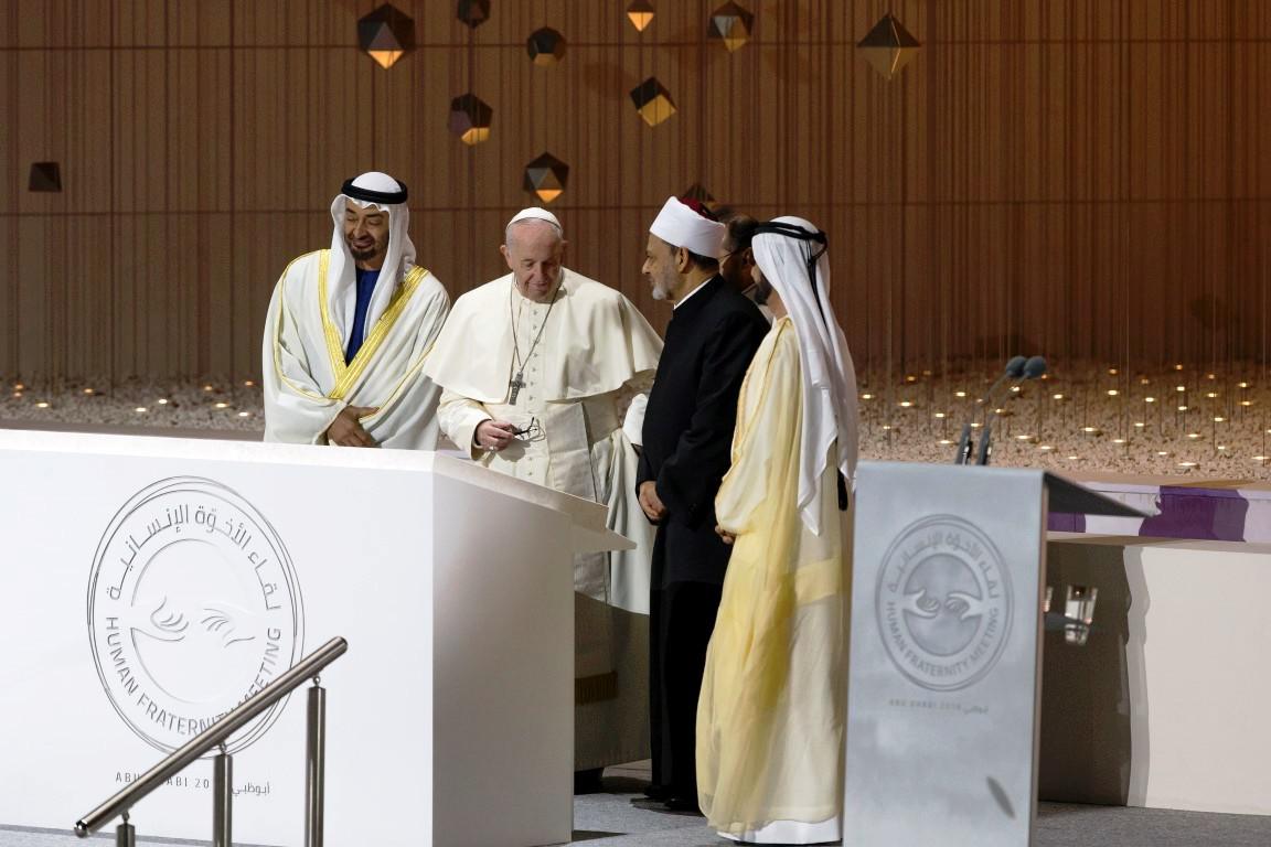 البابا فرنسيس وشيخ الأزهر أحمد الطيب يتوسطان الشيخ محمد بن زايد آل نهيان والشيخ محمد بن راشد آل مكتوم  