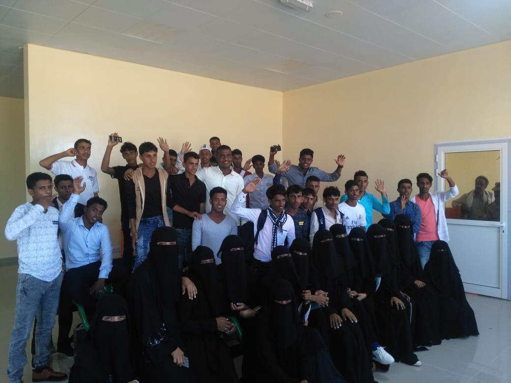الطلبة المستفيدون من منح مؤسسة خليفة بن زايد للأعمال الإنسانية 