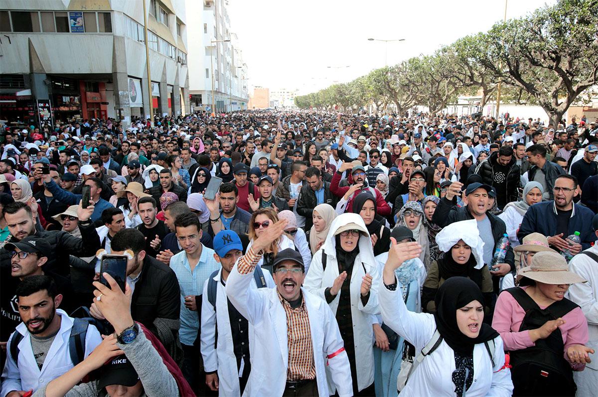 The protesting teachers were threatened by the ministry to return to the classroom or be sacked