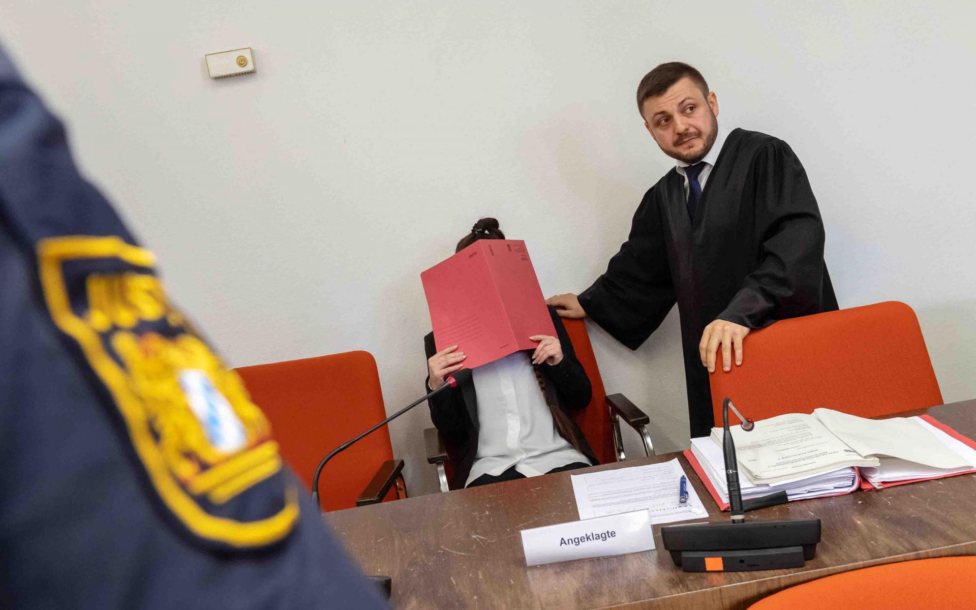 Der Spiegel reported that an FBI informant posed as an accomplice who offered to take Jennifer W. back to the IS "caliphate"