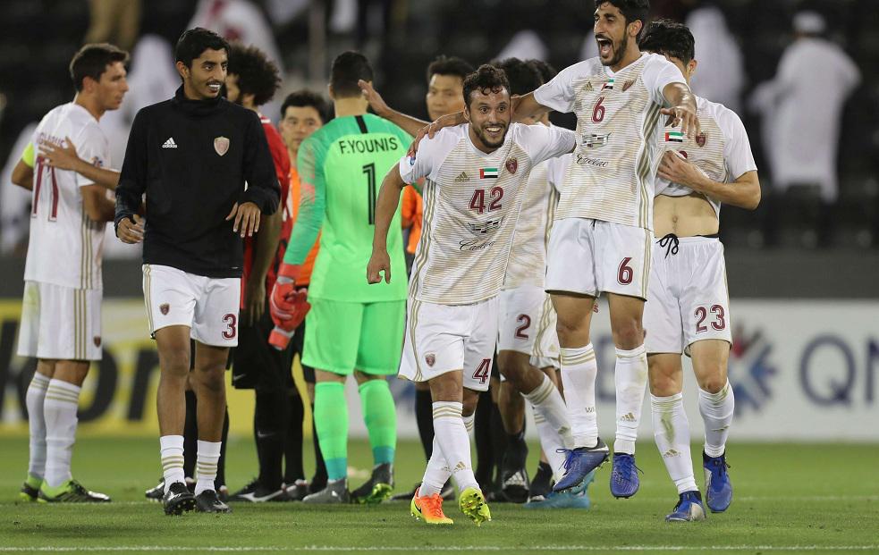 البرازيلي ليوناردو يحتفل مع رفقاقه بالفوز على الريان