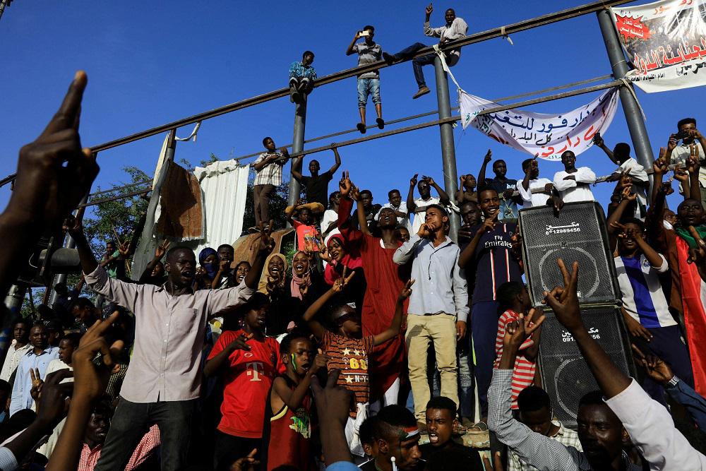 المحتجون السودانيون