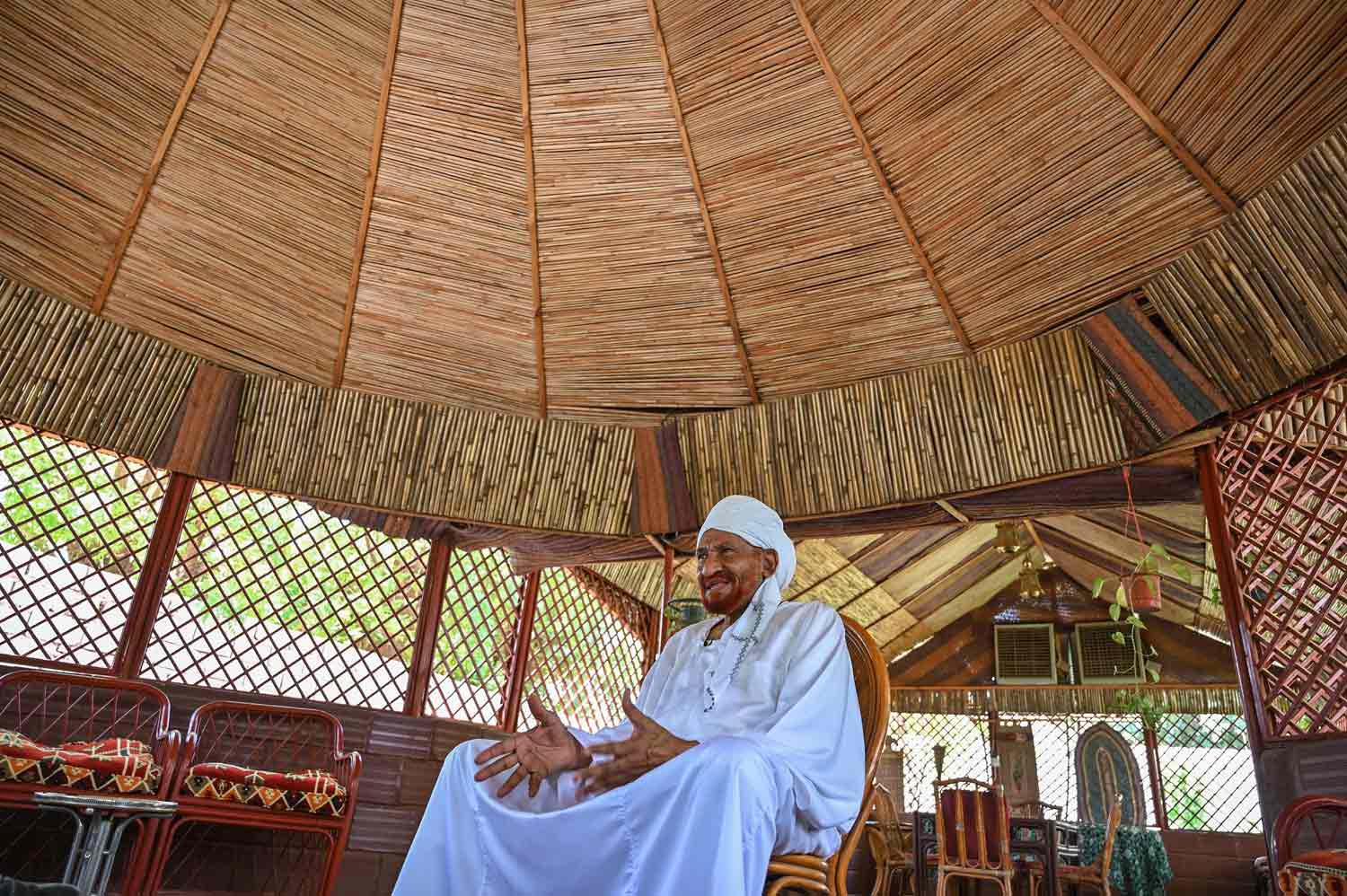 خبرة الصادق المهدي تدعوه لإعلاء صوت الحكمة في التفاوض مع الجيش