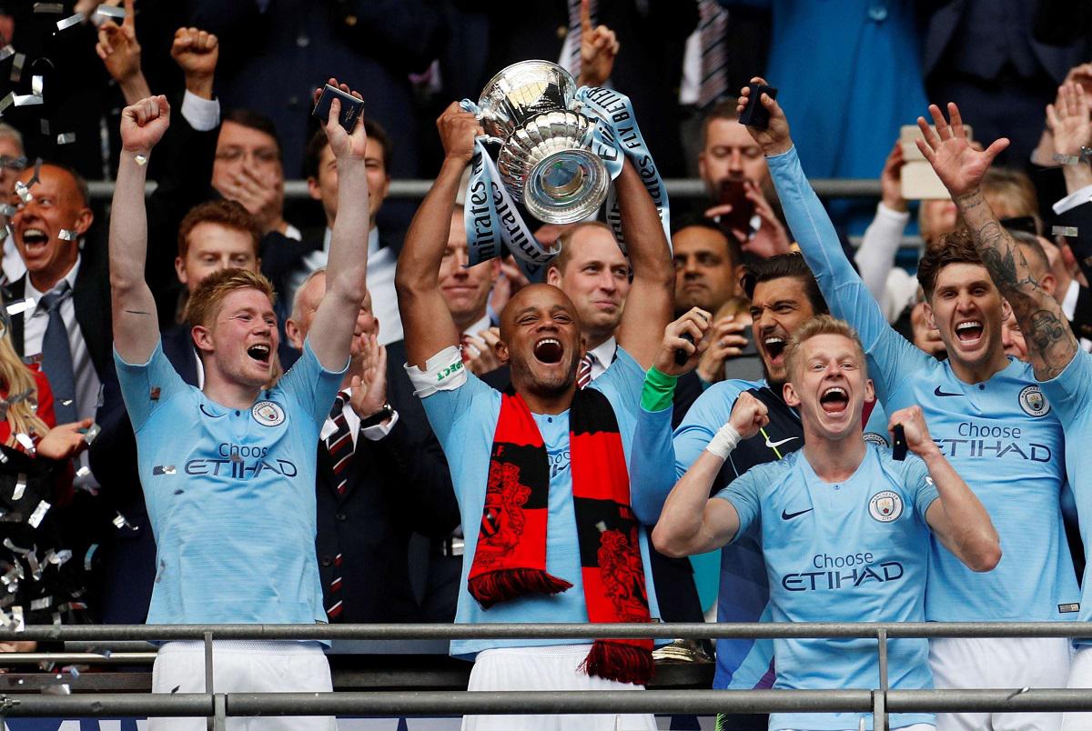  فينسنت كومباني لاعب مانشستر سيتي يرفع الكأس  بعد الفوز بكأس الاتحاد الإنكليزي لكرة القدم 