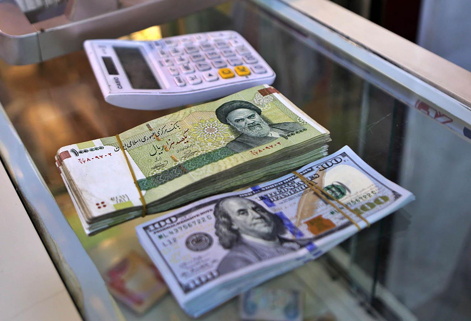 صراف في مدينة الكاظمية في بغداد