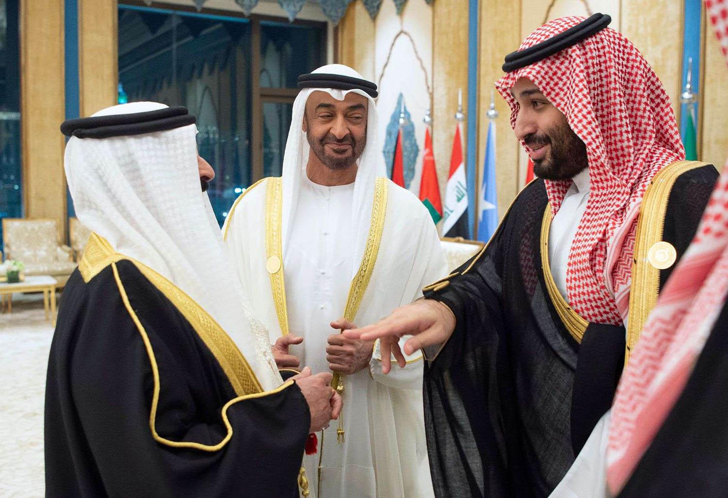 الشيخ محمد بن زايد ولي عهد أبوظبي يتوسط ملك البحرين الشيخ حمد بن عيسى آل خليفة وولي العهد السعودي الأمير محمد بن سلمان في قمة مكة