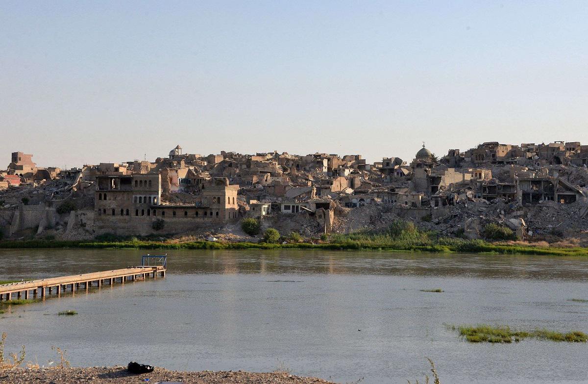 مدينة الموصل القديمة كما تظهر من الجانب الآخر على طول نهر دجلة