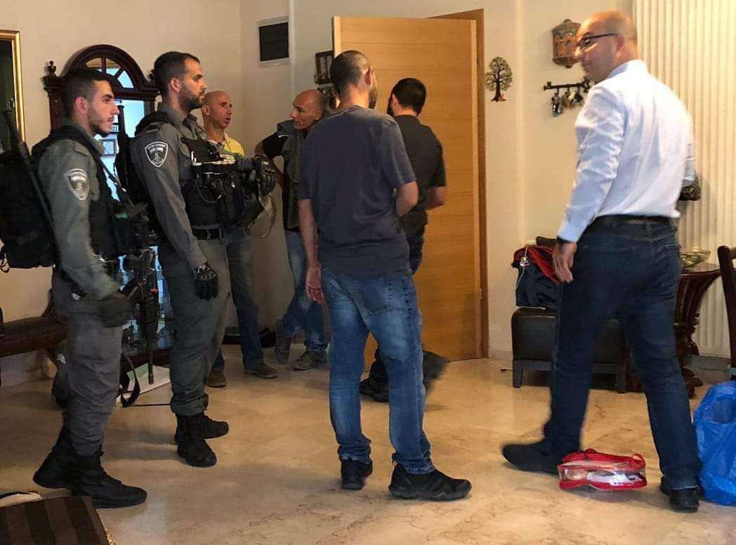 قوة كبيرة داهمت منزل الوزير